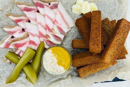 Сало с ржаными гренками