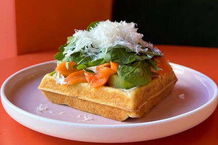 Бельгийская вафля Лосось, пашот, сливочный крем с нори и кимчи