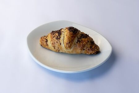 Круассан с шоколадом и орехами