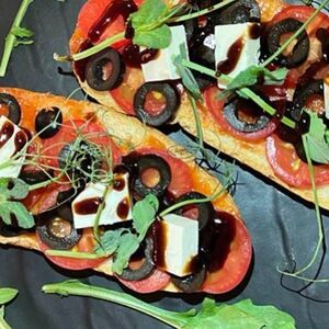 Брускетты с тунцом