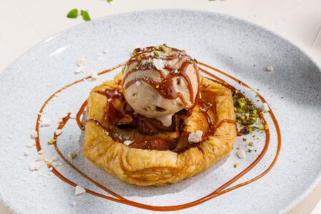 Теплый яблочный пирог с мороженым