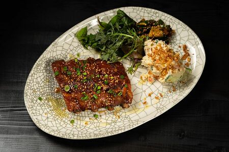 Запечённые свиные рёбрышки