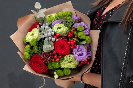 Букет цветов из роз, хризантем и эустомы Брутальный вкус