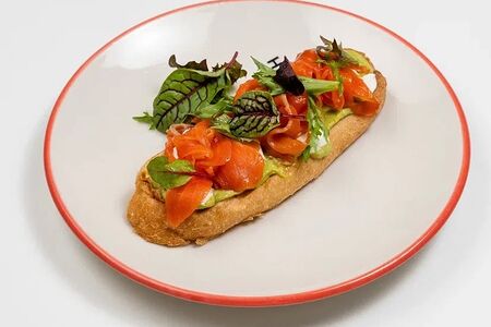 Брускетта с лососем