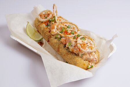 Японский хот-дог с лососем