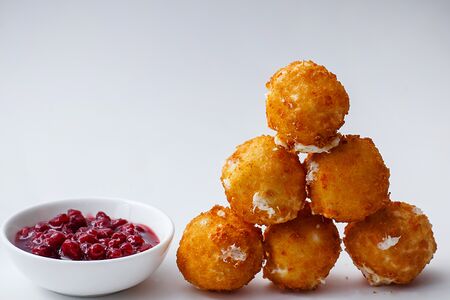 Сырные шарики с брусничным соусом