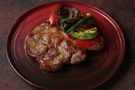 Стейк из cвинoй шеи