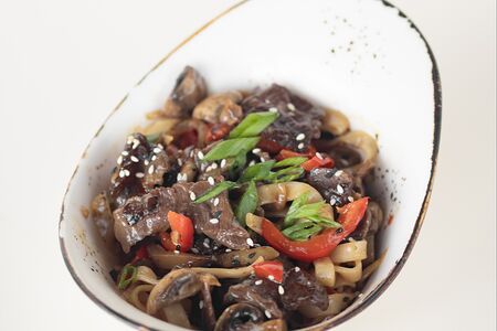 Лапша удон с говядиной в соусе устричный чили