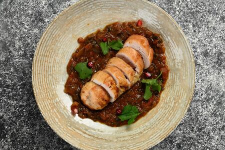 Куриный рулет с сулугуни и томатным соусом