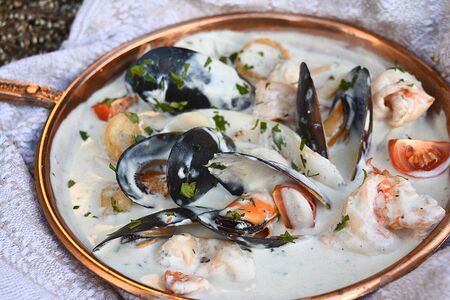 Ассорти морепродуктов в соусе горгондзола