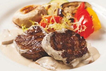 Медальоны из говядины с овощами гриль