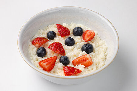 Каша рисовая с ягодами