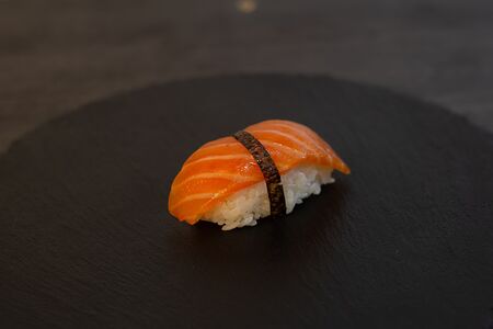Суши с лососем