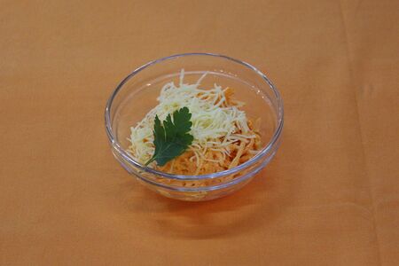 Салат из моркови с сыром