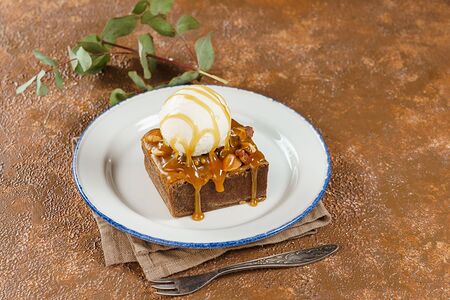 Брауни с карамельно-ореховой начинкой