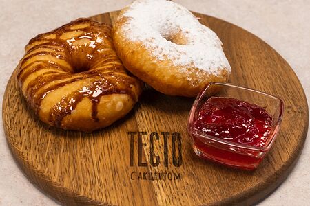 Пончик классический с клубничным джемом