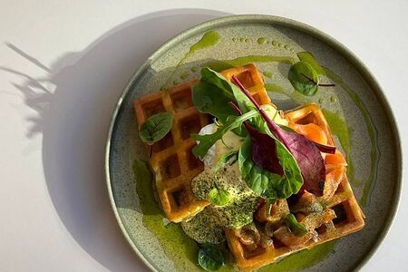 Венские вафли с лососем под соусом голландез