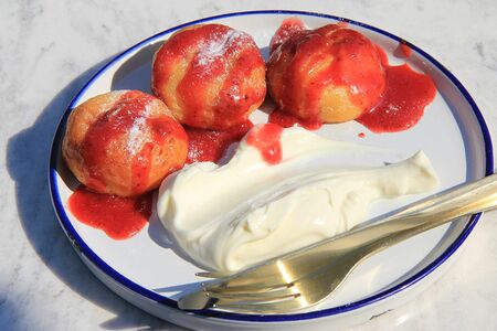 Сырники с клубничным соусом и взбитыми сливками