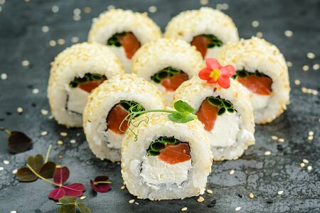 В кунжуте копченый лосось, сыр, лук