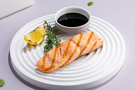 Стейк из семги на гриле