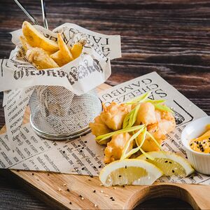 Треска в темпуре с картофелем по-деревенски и сырным соусом