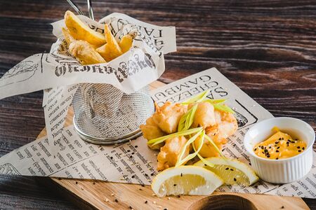 Треска в темпуре с картофелем по-деревенски и сырным соусом