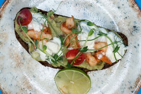 Брускетта с креветкой и страчателлой