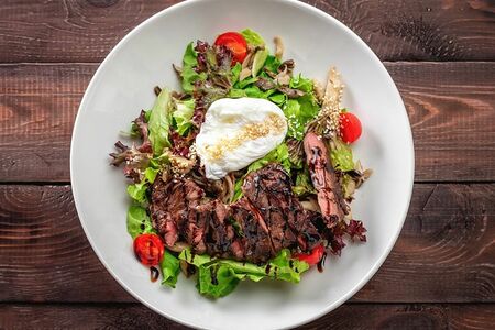 Салат с мраморной телятиной и яйцом пашот