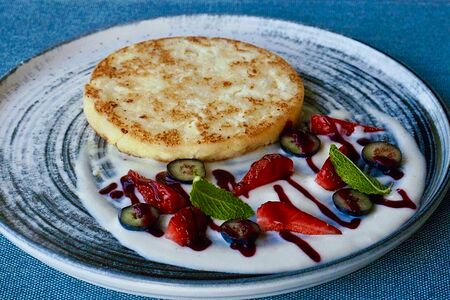 Сырник Xl с ванильным соусом и свежими ягодами