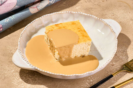 Творожная запеканка с изюмом, курагой и соусом из вареной сгущенки