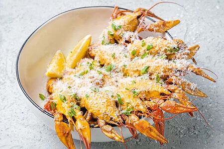 Раки томатно-сливочные с пармезаном