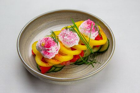 Салат из свежих овощей с сырным муссом