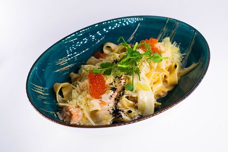 Фетучини с лососем и красной икрой