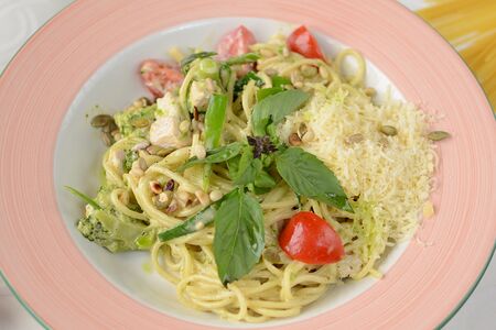 Спагетти с копченой куриной грудкой