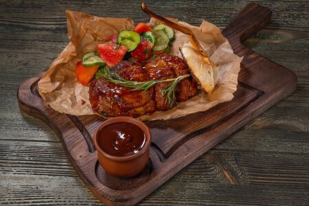 Стейк из cвинoй шеи с соусом