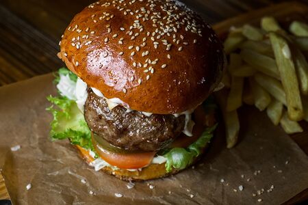 Гамбургер с соусом копченая вишня