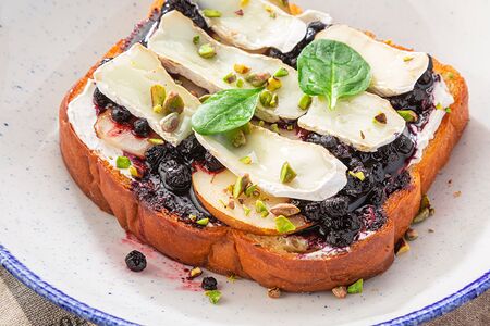 Бриошь с сыром камамбер и черникой