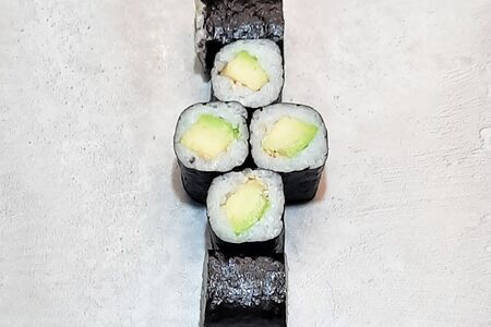 Ролл с авокадо