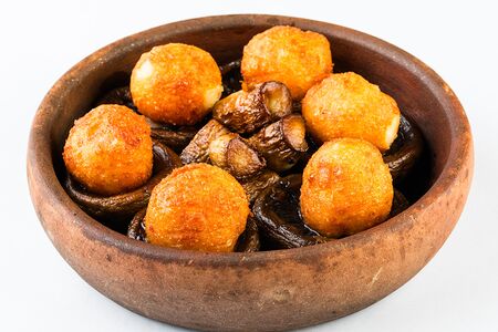 Шапки шампиньонов с сулугуни