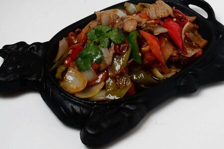 Пулькоги (обжаренное филе говядины с овощами и перцем чили)