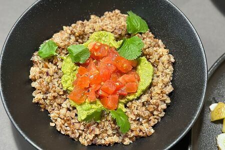 Каша гречневая с гуакамоле и тартаром из томата