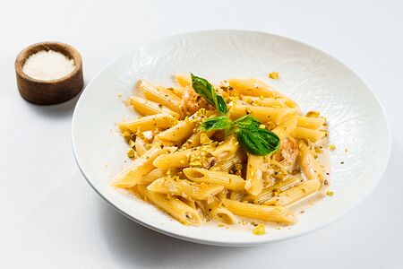 Пенне с креветками, фисташки, сливочный соус