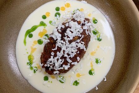 Тартар из говядины и мусс из сулугуни