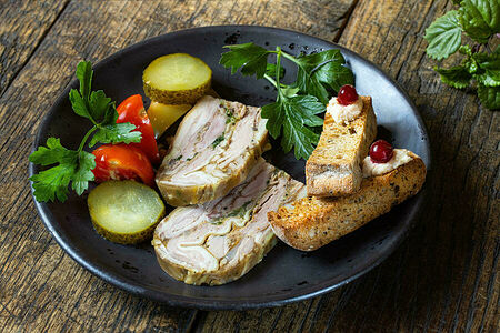 Мясо молодого поросёнка под прессом