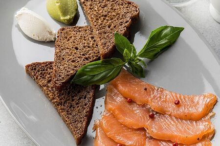 Лосось собственного посола с гуакамоле