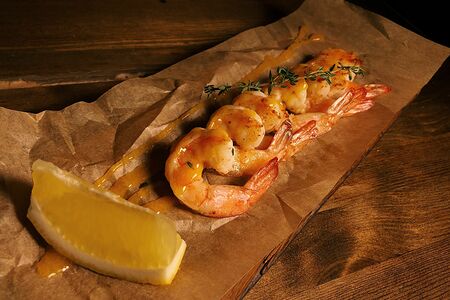 Тигровые креветки на гриле под мандариновым соусом