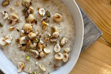 Овсяная каша с карамельным фундуком и молотой фисташкой