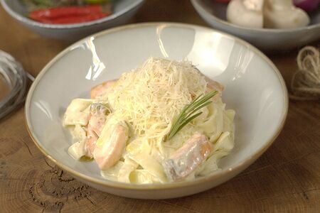 Феттуччине с лососем в сливочном соусе Песто