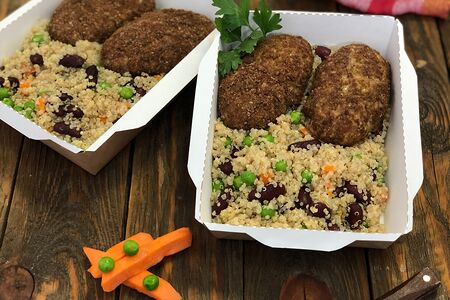 Биточки куриные с киноа и овощами