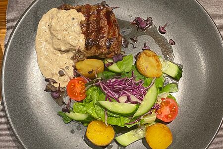 Говяжий стейк под перечным соусом